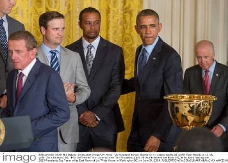 US President Barack Obama (2-R), enters beside US golfer Tiger Woods (3-L), US golfer Zack Johnson (2-L), PGA Golf Herren Tour Commissioner Tim Finchem (L) and US Vice President Joe Biden (R), at an event hosting the 2013 Presidents Cup Team in the East Room of the White House in Washington DC, on June 24, 2014.  WAX20140624201