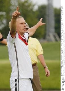 Lokalmatador Marcel Siem freut sich über sein Finish beim Fussball-Golf im Trikot der Nationalmannschaft 24.06.2014 --- Golfen --- BMW International Open --- Opening Day, EP_JSE