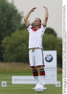Der Lokalmatador Marcel Siem fordert die Fans zu mehr Stimmung im Trikot der DFB Nationalmannschaft auf 24.06.2014 --- Golfen --- BMW International Open --- Opening Day, EP_JSE