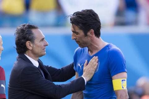 (L-R) Cesare Prandelli, Gianluigi Buffon (ITA), JUNE 24, 2014 - Football Soccer : Gianluigi Buffon of Italy looks dejected after the FIFA World Cup Brazil 2014 Group D match between Italy 0-1 Uruguay at Estadio das Dunas in Natal, Brazil. Noxthirdxpartyxsales  ( 20045255)