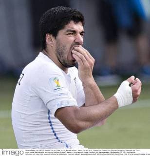 Natal, 24.06.2014, Arena Das Dunas Luis Suarez (Uruguay) hält sich die Zähne nach seiner Beißattacke an GiorgioChiellini (Italien) Italien - Uruguay mm