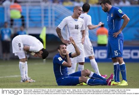 Natal, 24.06.2014, Arena Das Dunas Luis Suarez (Uruguay) hält sich die Zähne nach seiner Beißattacke an Giorgio Chiellini (Italien) Italien - Uruguay mm