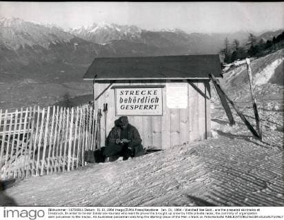 Olympia, Historie, Olympische Winterspiele 1964 in Innsbruck Jan. 01, 1964 - Watched like Gold.. are the prepared ski-tracks at Innsbruck. In order to hinder Innsbruck-tourists who want to prove the brought up snow by little private races, the commity of organization sent policemen to the tracks. An Australian policeman watching the starting-place of the Men s track on Patscherkofel  - ZUMAk09