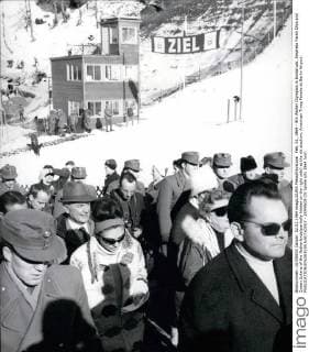 Olympia, Historie, Olympische Winterspiele 1964 in Innsbruck Feb. 02, 1964 - 9th Winter Olympics in Innsbruck. Empress Farah Diba and Queen Juliane of the Netherlands(partially hidden on the right side) at the ski stadium. American Troop Parade at Berlin Airport.  - ZUMAk09