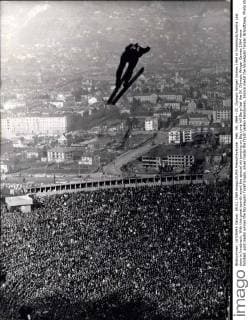 Olympia, Historie, Olympische Winterspiele 1964 in Innsbruck Feb. 09, 1964 - IX. Olympic Winger Games 1964 in Innsbruck Austria Last days in Innsbruck: With this great sportly event the special ski jumping on Big jump hill Berg-Isel the IX. Olympic Winger Games 1964 were finished. gold medal winner the Norwegian Toralf Engan, silver medal the finish Veikko Kankkonen, bronce medal the Norwegian Torgeir Brandtzaeg. Photo shows The German jumper Dieter Bokeloh, last he jumped not least he was placed surprisingly 4th.  - ZUMAk09