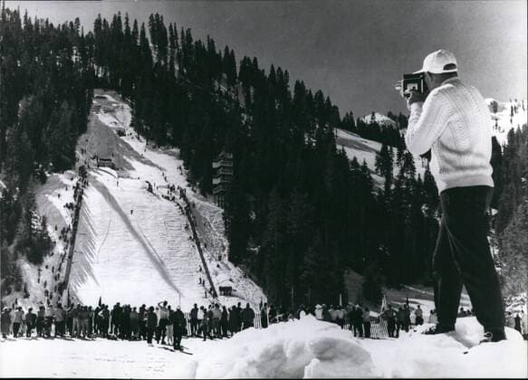 Olympia, Historie, Olympische Winterspiele 1960 in Squaw Valley Dec. 12, 1959 - Olympic atmosphere in Squaw Valley: In Squaw Valley in California, where from Feb. 18th till 28th, 1960 the Olympic Games will be held, first audience is already gathering.  - ZUMAk09