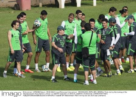 05250514RDI_ENTR_MEX_GENERAL Photo during the training of the Mexican Soccer Team Santos in Stock: (i) ANDRES Guardado (d) MIGUEL HERRERA 25 06 2014 xJORGExMARTINEZx 
