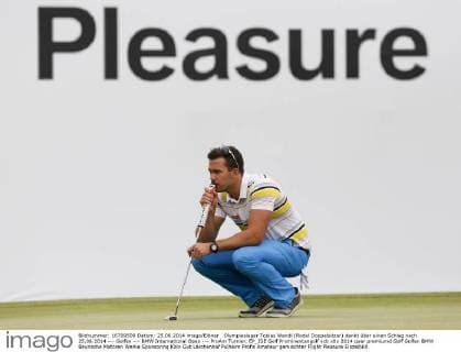 Olympiasieger Tobias Wendl (Rodel Doppelsitzer) denkt über einen Schlag nach 25.06.2014 --- Golfen --- BMW International Open --- ProAm Turnier, EP_JSE