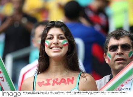 (140625) -- SALVADOR, June 25, 2014 (Xinhua) -- An Iran s fan poses before a Group F match 