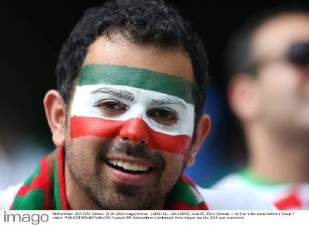 (140625) -- SALVADOR, June 25, 2014 (Xinhua) -- An Iran s fan poses before a Group F match 