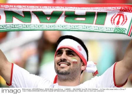 (140625) -- SALVADOR, June 25, 2014 (Xinhua) -- An Iran s fan poses before a Group F match 