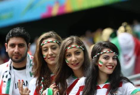 (140625) -- SALVADOR, June 25, 2014 (Xinhua) -- Iran s fans pose before a Group F match 
