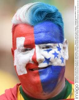 (140625) -- MANAUS, June 25, 2014 (Xinhua) -- A football fan poses before a Group E match between Honduras and Switzerland of 2014 FIFA World Cup at the Arena Amazonia Stadium in Manaus on June 25, 2014.(Xinhua LiuxDawei)(pcy) (SP)MANAUS-WORLD CUP 2014- 