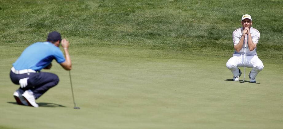 26.06.2014, Pulheim bei Köln: Deutschlands Marcel Siem (R) schaut etwas Martin Kaymer zu beim Golfturnier BMW International Open auf Gut Lärchenhof.