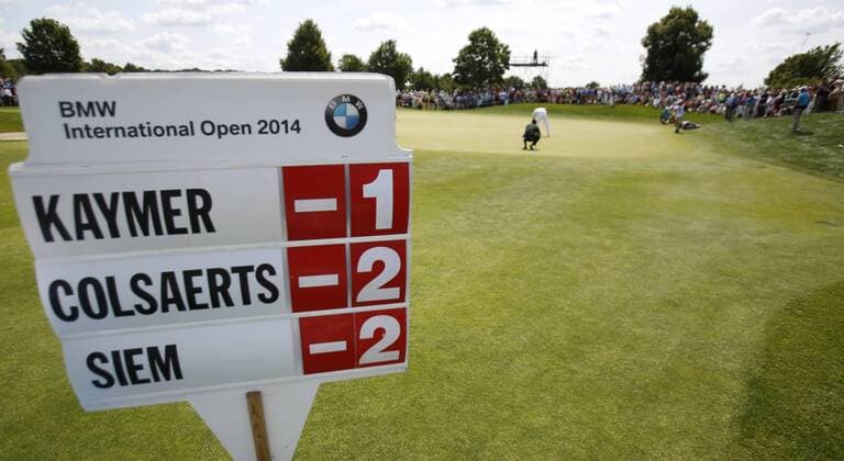 26.06.2014, Pulheim bei Köln: Anzeigetafel: Deutschlands Martin Kaymer bei-1, Marcel Siem bei -2beim Abschlag Golfturnier BMW International Open auf Gut Lärchenhof.