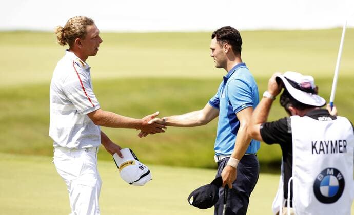 26.06.2014, Pulheim bei Köln: Shake Hands, Handschlag zwischen Deutschlands Martin Kaymer (R) und Marcel Siem beim Golfturnier BMW International Open auf Gut Lärchenhof.
