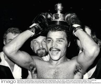 Großbritannien, Black History Month im Oktober - Sport Oct. 10, 1974 - Conteh is new world champion: Britain s John Conteh last night won the vacant world light heavyweight title, when he beat Jorge Ahumada of Argentina on points over 15 rounds at Wembley, London. Photo shows John Conteh holds his trophy aloft after becoming the world light heavyweight champion, at Wembley last night, when he beat Jorge Ahumada on points.  - ZUMAk09