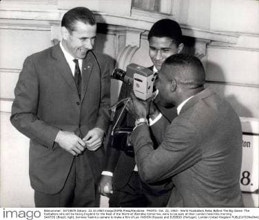PHOTO: Oct. 22, 1963 - World Footballers Relax Before The Big Game: The footballers who will be facing England for the Rest of the World at Wembley tomorrow, were to be seen at their London hotel this morning. SANTOS (Brazil) right, borrows Yashin s camera to make a film of Lev YASHIN (Russia) and EUSEBIO (Portugal). London United Kingdom  - ZUMAk09