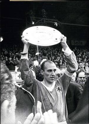 Fußball, TSV 1860 München, Deutscher Meister 1966 May 28, 1966 - Pictured here is Captain Peter Grosser of TSV 1860 München as he raises the championship shell. 1860 München won the Bundesliga  - ZUMAk09