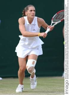 Wimbledon Championships 2014, AELTC,London, ITF Grand Slam Tennis Tournament, Andrea Petkovic (GER) spielt mit einer Kniebandage nach ihrem Sturz,Aktion,Einzelbild,Ganzkoerper,Hochformat, Verletzung,