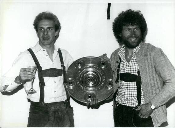 FC Bayern München, Meister der Saison 1979 1980, hier Karl Heinz Rummenigge und Paul Breitner mit der Meisterschale  - ZUMAk09