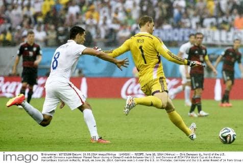 (140626) -- RECIFE, June 26, 2014 (Xinhua) -- Clint Dempsey (L, front) of the U.S. vies with Germany s goalkeeper Manuel Neuer during a Group G match between the U.S. and Germany of 2014 FIFA World Cup at the Arena Pernambuco Stadium in Recife, Brazil, on June 26, 2014. Germany won 1-0 over the U.S. on Thursday. Germany and the U.S. enter Round of 16 from Group G. (Xinhua Lui Siu Wai)(pcy) (SP)BRAZIL-RECIFE-WORLD CUP 2014-GROUP G-US VS GERMANY 