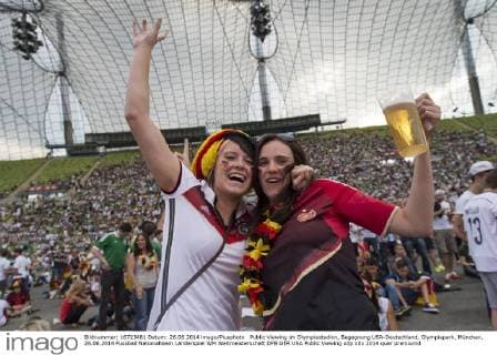 Public Viewing im Olympiastadion, Begegnung USA-Deutschland, Olympiapark, München. 26.06.2014
