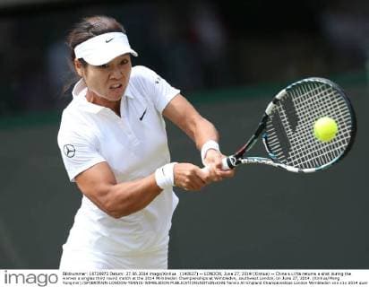 (140627) -- LONDON, June 27, 2014 (Xinhua) -- China s Li Na returns a shot during the women s singles third round match at the 2014 Wimbledon Championships at Wimbledon, southwest London, on June 27, 2014. (Xinhua Meng Yongmin) (SP)BRITAIN-LONDON-TENNIS-WIMBLEDON 