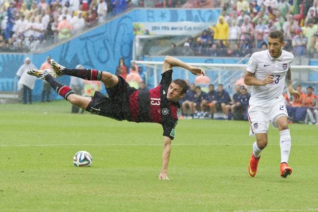 Thomas MUELLER (MÜLLER) (GER), links, Aktion, rechts Fabian JOHNSON (USA), USA (USA) - Deutschland (GER) 0:1, Vorrunde Gruppe G, am 26.06.2014 in Recife; Fussball Weltmeisterschaft 2014.