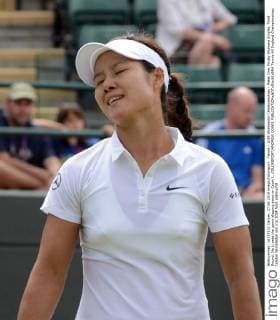 Tennis - 2014 Wimbledon Championships - Week One, Friday Womens Singles, Third Round: Na Li sees the game slipping away on Court 1. COLORSPORT ANDREW COWIE 