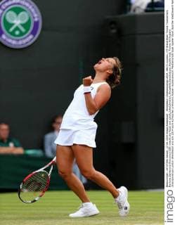 Wimbledon Championships 2014, AELTC,London, ITF Grand Slam Tennis Tournament, Barbora Zahlavova-Strycova (CZE) macht die Faust und jubelt,Jubel,Emotion, Einzelbild,Ganzkoerper,Hochformat,