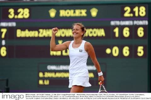 Wimbledon Championships 2014, AELTC,London, ITF Grand Slam Tennis Tournament, Barbora Zahlavova-Strycova (CZE) jubelt vor der Anzeigetafel nach ihrem Sieg,Jubel,Freude,Emotion,Einzelbild,Halbkoerper,Querformat,Gestik,