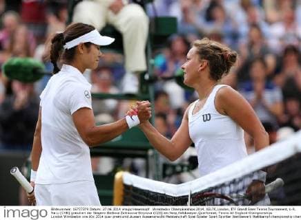 Wimbledon Championships 2014, AELTC,London, ITF Grand Slam Tennis Tournament, L-R. Na Li (CHN) gratuliert der Siegerin Barbora Zahlavova-Strycova (CZE) am Netz,Halbkoerper,Querformat,