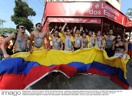 Colombia s fans pose before a Round of 16 match of 2014 FIFA World Cup near the Estadio do Maracana Stadium in Rio de Janeiro on June 28, 2014.(Xinhua WangxYuguo)(rh) (SP) RIO DE JANEIRO -WORLD CUP 2014 