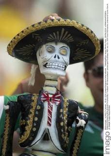Totenkopffigur eines Mexiko Fans 29 06 2014 xOMARxMARTINEZx 