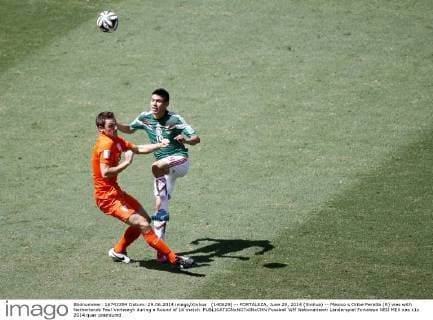 (140629) -- FORTALEZA, June 29, 2014 (Xinhua) -- Mexico s Oribe Peralta (R) vies with Netherlands Paul Verhaegh during a Round of 16 match 