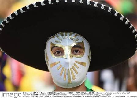 (140629) -- FORTALEZA, June 29, 2014 (Xinhua) -- A Mexico s fan waits for a Round of 16 match of 2014 FIFA World Cup at the Estadio Castelao Stadium in Fortaleza, on June 29, 2014.(Xinhua Li Ga)(xzj) (SP) 