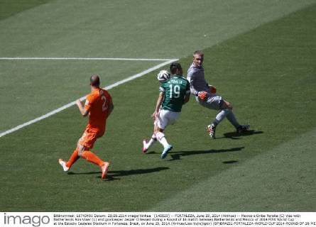 (140629) -- FORTALEZA, June 29, 2014 (Xinhua) -- Mexico s Oribe Peralta (C) vies with Netherlands Ron Vlaar (L) and goalkeeper Jasper Cillessen during a Round of 16 match between Netherlands and Mexico of 2014 FIFA World Cup at the Estadio Castelao Stadium in Fortaleza, Brazil, on June 29, 2014.(Xinhua Liao Yujie)(pcy) (SP)BRAZIL-FORTALEZA-WORLD CUP 2014-ROUND OF 16-MEXICO VS NETHERLANDS 