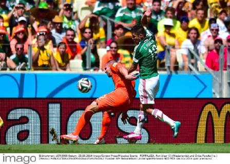 FORTALEZA, Ron Vlaar (I) (Niederlande) und Oribe Peralta (re.) (Mexiko) 