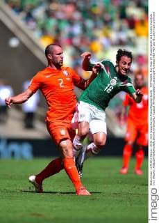 FORTALEZA, Ron Vlaar (I) (Niederlande) und Andres Guardado (re.) (Mexiko) 