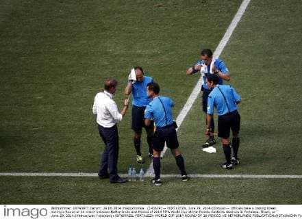(140629) -- FORTALEZA, June 29, 2014 (Xinhua) -- Officials take a cooling break during a Round of 16 match between Netherlands and Mexico of 2014 FIFA World Cup at the Estadio Castelao Stadium in Fortaleza, Brazil, on June 29, 2014.(Xinhua Liao Yujie)(pcy) (SP)BRAZIL-FORTALEZA-WORLD CUP 2014-ROUND OF 16-MEXICO VS NETHERLANDS 