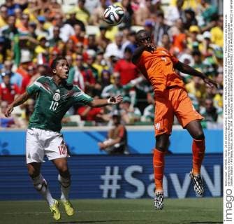 (140629) -- FORTALEZA, June 29, 2014 (Xinhua) -- Mexico s Giovani dos Santos vies with Netherlands s Bruno Martins Indi during a Round of 16 match between Netherlands and Mexico of 2014 FIFA World Cup at the Estadio Castelao Stadium in Fortaleza, Brazil, on June 29, 2014. (Xinhua Zhou Lei)(rh) (SP)BRAZIL-FORTALEZA-WORLD CUP 2014-ROUND OF 16-MEXICO VS NETHERLANDS 