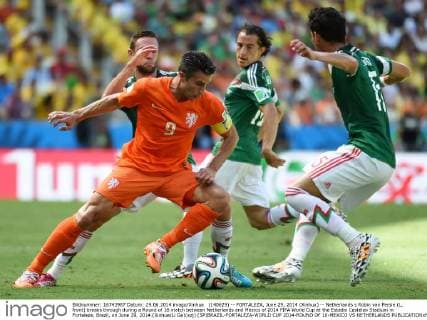 (140629) -- FORTALEZA, June 29, 2014 (Xinhua) -- Netherlands s Robin van Persie (L, front) breaks through during a Round of 16 match between Netherlands and Mexico of 2014 FIFA World Cup at the Estadio Castelao Stadium in Fortaleza, Brazil, on June 29, 2014.(Xinhua Li Ga)(xzj) (SP)BRAZIL-FORTALEZA-WORLD CUP 2014-ROUND OF 16-MEXICO VS NETHERLANDS 