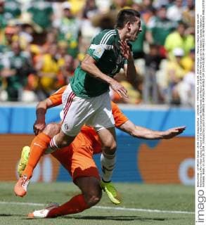 (140629) -- FORTALEZA, June 29, 2014 (Xinhua) -- Mexico s Hector Herrera vies with Netherlands s Ron Vlaar during a Round of 16 match between Netherlands and Mexico of 2014 FIFA World Cup at the Estadio Castelao Stadium in Fortaleza, Brazil, on June 29, 2014. (Xinhua Zhou Lei)(rh) (SP)BRAZIL-FORTALEZA-WORLD CUP 2014-ROUND OF 16-MEXICO VS NETHERLANDS 