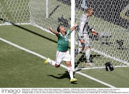 (140629) -- FORTALEZA, June 29, 2014 (Xinhua) -- Mexico s Giovani dos Santos (L) celebrates a goal during a Round of 16 match between Netherlands and Mexico of 2014 FIFA World Cup at the Estadio Castelao Stadium in Fortaleza, Brazil, on June 29, 2014.(Xinhua Liao Yujie)(pcy) (SP)BRAZIL-FORTALEZA-WORLD CUP 2014-ROUND OF 16-MEXICO VS NETHERLANDS 