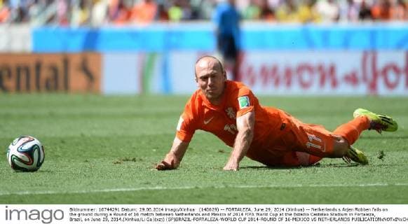 (140629) -- FORTALEZA, June 29, 2014 (Xinhua) -- Netherlands s Arjen Robben falls on the ground during a Round of 16 match between Netherlands and Mexico of 2014 FIFA World Cup at the Estadio Castelao Stadium in Fortaleza, Brazil, on June 29, 2014.(Xinhua Li Ga)(xzj) (SP)BRAZIL-FORTALEZA-WORLD CUP 2014-ROUND OF 16-MEXICO VS NETHERLANDS 