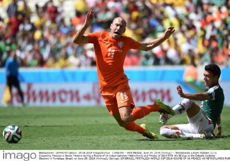 (140629) -- FORTALEZA, June 29, 2014 (Xinhua) -- Netherlands s Arjen Robben (L) is tripped by Mexcico s Hector Moreno during a Round of 16 match between Netherlands and Mexico of 2014 FIFA World Cup at the Estadio Castelao Stadium in Fortaleza, Brazil, on June 29, 2014.(Xinhua Li Ga)(xzj) (SP)BRAZIL-FORTALEZA-WORLD CUP 2014-ROUND OF 16-MEXICO VS NETHERLANDS 