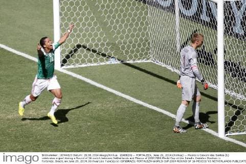 (140629) -- FORTALEZA, June 29, 2014 (Xinhua) -- Mexico s Giovani dos Santos (L) celebrates a goal during a Round of 16 match between Netherlands and Mexico of 2014 FIFA World Cup at the Estadio Castelao Stadium in Fortaleza, Brazil, on June 29, 2014.(Xinhua Liao Yujie)(pcy) (SP)BRAZIL-FORTALEZA-WORLD CUP 2014-ROUND OF 16-MEXICO VS NETHERLANDS 