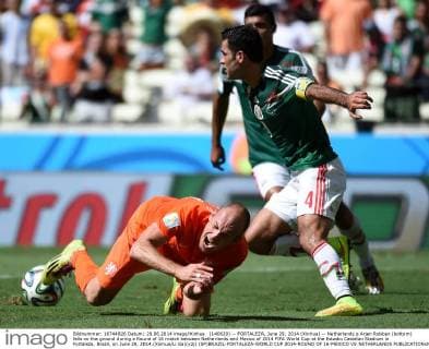 (140629) -- FORTALEZA, June 29, 2014 (Xinhua) -- Netherlands s Arjen Robben (bottom) falls on the ground during a Round of 16 match between Netherlands and Mexico of 2014 FIFA World Cup at the Estadio Castelao Stadium in Fortaleza, Brazil, on June 29, 2014.(Xinhua Li Ga)(xzj) (SP)BRAZIL-FORTALEZA-WORLD CUP 2014-ROUND OF 16-MEXICO VS NETHERLANDS 