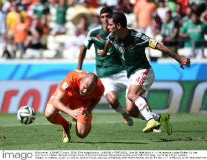 (140629) -- FORTALEZA, June 29, 2014 (Xinhua) -- Netherlands s Arjen Robben (L) vies with Mexico s Rafael Marquez during a Round of 16 match between Netherlands and Mexico of 2014 FIFA World Cup at the Estadio Castelao Stadium in Fortaleza, Brazil, on June 29, 2014.(Xinhua Li Ga)(xzj) (SP)BRAZIL-FORTALEZA-WORLD CUP 2014-ROUND OF 16-MEXICO VS NETHERLANDS 